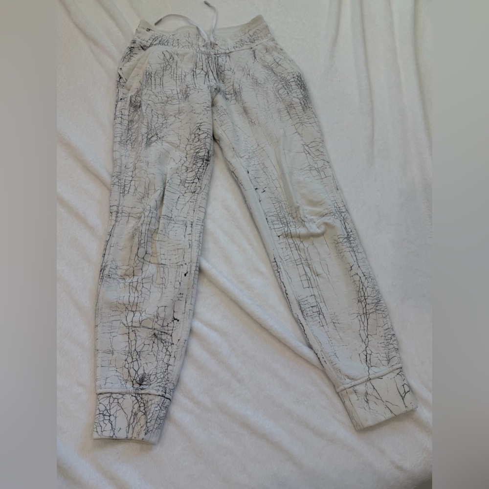Lululemon Athletica White Cracked Pattern Joggers